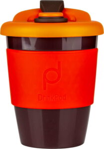 Oranžovo-hnědý cestovní hrnek na kávu Drink Pod Kofein